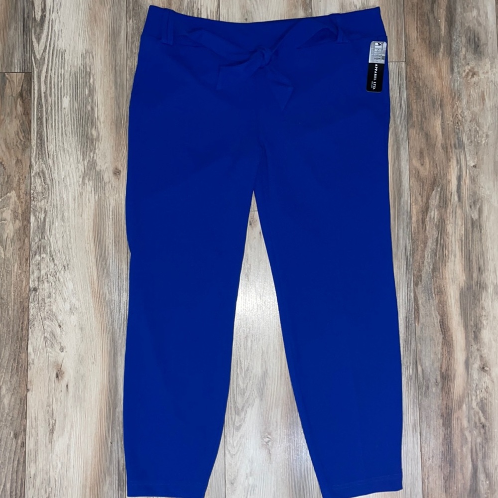 SOHO APPAREL Women’s Belted Tapered Pants. Size: XL